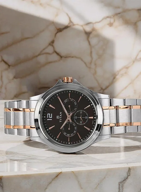 تيتان ساعة يد رجالية من الستانلس ستيل بشكل دائري بعقارب